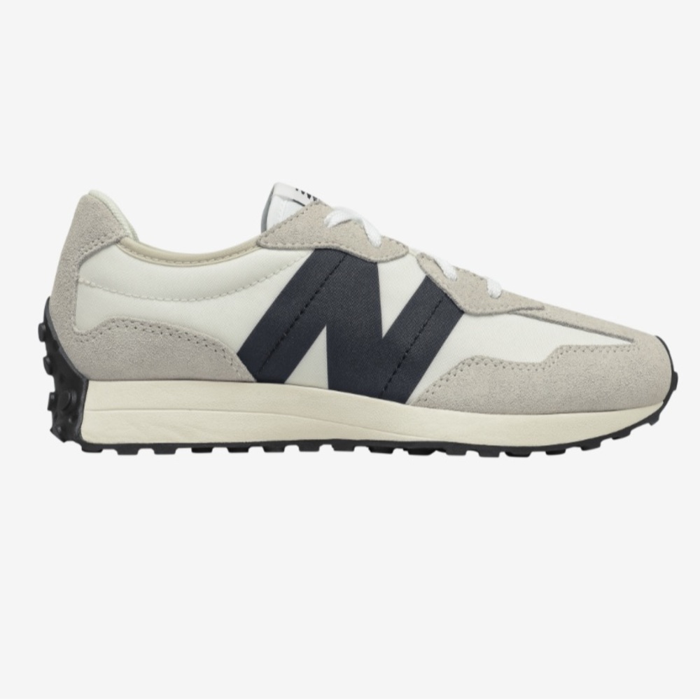 NWT New Balance 327 in White/Black (RARE) | Trendy Running/Walking Shoes 👟 - Picture 3 of 11